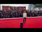 Venezia 82, jeans e giacca a fiorellini per Luca Guadagnino sul red carpet del suo film "The Hunt"