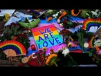 À Berlin, des proches déposent fleurs et bougies après l'attaque mortelle de la Pride