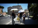 Rome : guides et touristes tentent de lutter contre la chaleur estivale