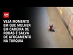 Vídeo: Mulher em cadeira de rodas é salva de afogamento na Turquia | CNN BRASIL