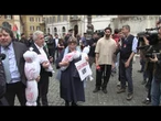 Finti cadaveri a Montecitorio per il flashmob contro guerra Gaza di Assopace e deputati Avs