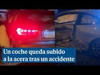 Accidente nocturno en Serrano: un coche acaba sobre la acera tras arrollar a dos peatones
