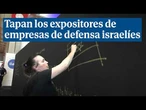 Tapan con paneles negros los expositores de empresas de defensa israelíes en una feria francesa