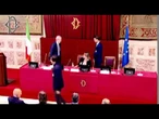 La stretta di mano tra Della Vedova (+Europa) e Prandini (Coldiretti) al convegno su carne coltivata