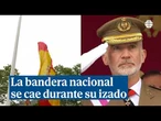 La bandera nacional se cae durante su izado en el acto por el día de las Fuerzas Armadas