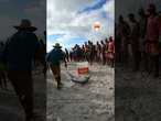 Drone registra pescadores retirando enorme cardume do mar em Arraial do Cabo (RJ)