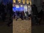 A Torino la polizia carica i manifestanti per Gaza mentre un ragazzo è a terra svenuto