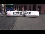 "Disarmiamoli", migliaia in piazza a Roma. Bruciata una foto di Trump