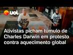 Ativistas picham túmulo de Charles Darwin em protesto contra aquecimento global em Londres; vídeo