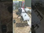 Câmeras de segurança registram momento em que um homem arromba porta de um estabelecimento; veja