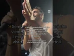 Marco Mengoni, al concerto in prima fila c'è un fidanzato "annoiato": "È un eroe"