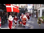 Des Pères Noël envahissent les rues danoises pour le congrès annuel