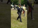 BRUTALNA INTERWENCJA W BERLINIE. POLICJA ZATRZYMUJE AMERYKAŃSKĄ DZIENNIKARKĘ
