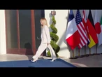 Meloni arriva al G7 Evian, baci sulle guance coi "padroni di casa" Macron e Brigitte