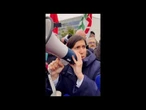 Schlein tra gli operai con i garofani rossi, gli auguri della segretaria Pd per il Primo Maggio