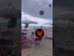 Persone in fuga e ombrelloni trascinati dal vento per la tromba d'aria sulla spiaggia di Maccarese