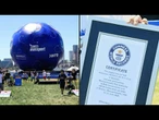 Boston entra para o Guinness com a maior bola de futebol do mundo | AFP
