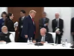 Trump arriva alla sessione di lavoro al G7 a Evian: Sono il capo
