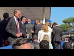 2 Giugno, Meloni arriva in tribuna d'onore e saluta le autorità. Tra gli altri, Tajani e Giorgetti