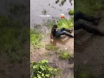 Jovem salta de ribanceira e acerta único ponto sem água do lago