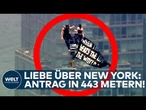 NEW YORK: Friedensbanner auf dem Empire State Building! Oben der Antrag, unten die Polizei!