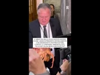 Nuova Zelanda, il ministro della pesca in Aula con un'aragosta: "In acqua calda non si muoverà più"