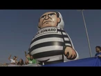 Boneco de Bolsonaro embala comemoração em Brasília | AFP