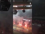 Gli ultras greci sventolano le bandiere palestinesi durante la partita contro gli israeliani