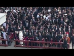 Il segno della pace tra Von der Leyen e Regina Letizia di Spagna alla messa di insediamento del Papa