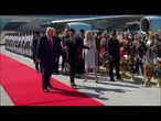 Trump balla all'aeroporto di Kuala Lumpur con ballerini tradizionali al suo arrivo in Malesia