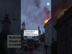 Un ataque ruso masivo envuelve en llamas la histórica catedral de la Dormición de Kiev