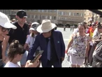 Bagno di folla per il cantante Al Bano davanti in piazza Montecitorio