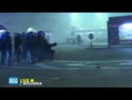 BOLOGNA, scontri tra manifestanti e polizia che lancia lacrimogeni nei pressi della stazione