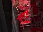 FC BAYERN: Mega-Leihe Nicolas Jackson ist da! Und er liebt sein neues Outfit!
