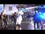 ROMA, nel corteo PRO PAL spunta la mascotte unicorno che sfida la polizia