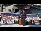 Trump fa la sua danza davanti ai marinai riuniti per il 250esimo anniversario della Marina americana