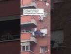 Rescatan a una cabra del alféizar de una ventana de un quinto piso en #madrid #bomberos