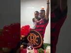 Menino é enganado pelos pais e ganha festa surpresa na escola