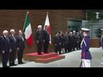 Mattarella a Tokyo incontra il premier Ishiba, ecco la stretta di mano