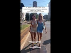 Al pride di Milano Elodie sfila con Franceska Nuredini: il bacio e cantano "Vamos a bailar"