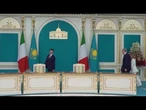 Meloni e il Presidente del Kazakistan Qasym Jomart Toqaev alla cerimonia dello scambio degli accordi
