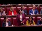 Schlein mostra in Aula grafico delle spese sanitarie: Il vostro Governo è al minimo storico