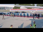 Il Presidente Repubblica di Serbia Vucic dona un mazzo di fiori a Meloni al suo arrivo a Belgrado