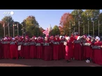 Protesta a Washington, manifestanti con mantelli rossi ispirati a 'The Handmaid's Tale'