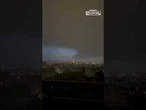 Tempesta a Parigi, un fulmine colpisce la punta della Torre Eiffel