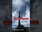 Torino, ragazzo si arrampica su un pilastro durante il Kappa FuturFestival