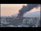 TEHERAN, il palazzo della Tv di stato in fiamme dopo il bombardamento