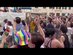 Una marea arcobaleno balla in strada Ymca al Pride di Roma