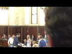 Protesta con cartelli al Consiglio Comunale di Milano, opposizione chiede le dimissioni della giunta