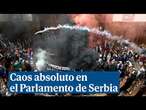 Caos absoluto en el Parlamento de Serbia con el lanzamiento de bengalas y bombas de humo